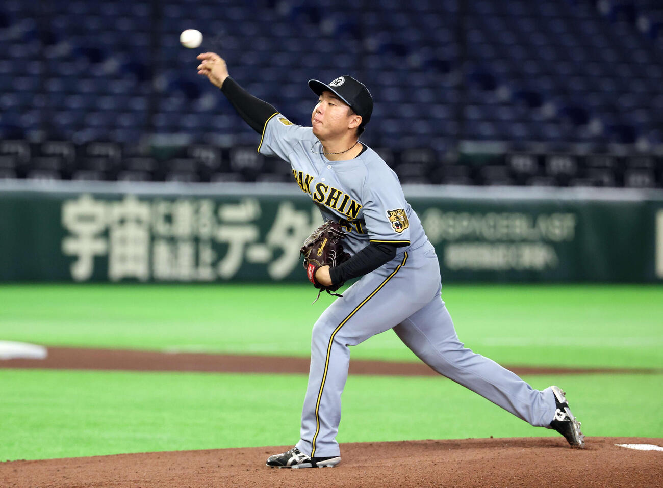 投内連係練習で投げる阪神村上（撮影・浅見桂子）