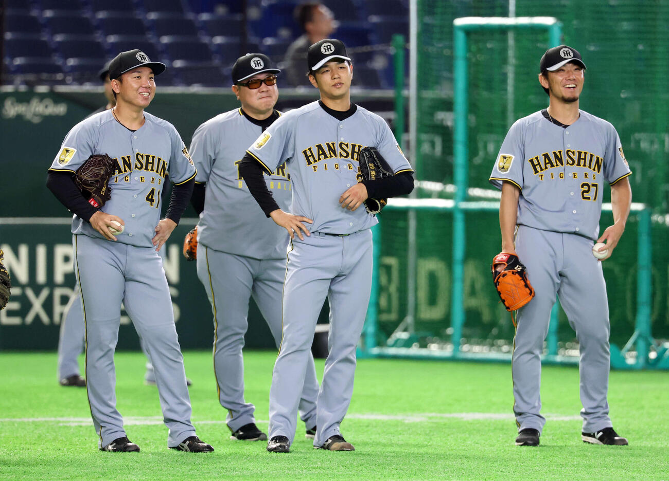 投内連係中、笑顔の、左から阪神村上、高橋、伊藤将（撮影・浅見桂子）