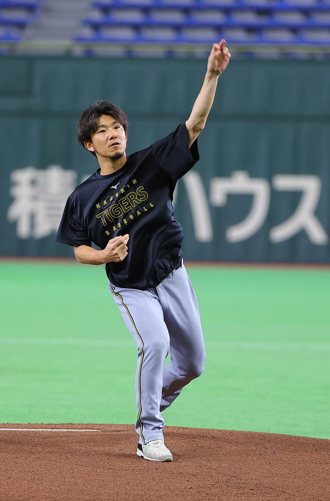 東京ドームのマウンドを確認する伊藤将（撮影・上田博志）
