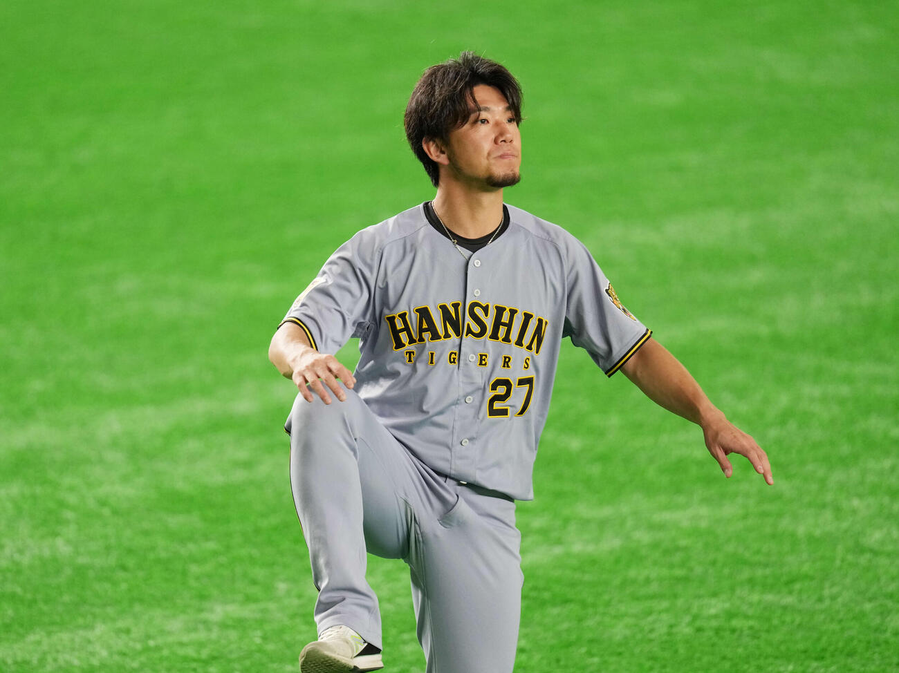 ストレッチをする阪神伊藤将（撮影・増田悦実）