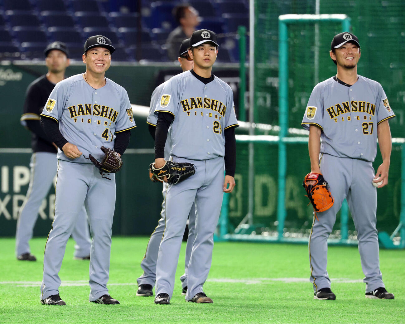 投内連係中、笑顔の、左から阪神村上、高橋、伊藤将（撮影・浅見桂子）