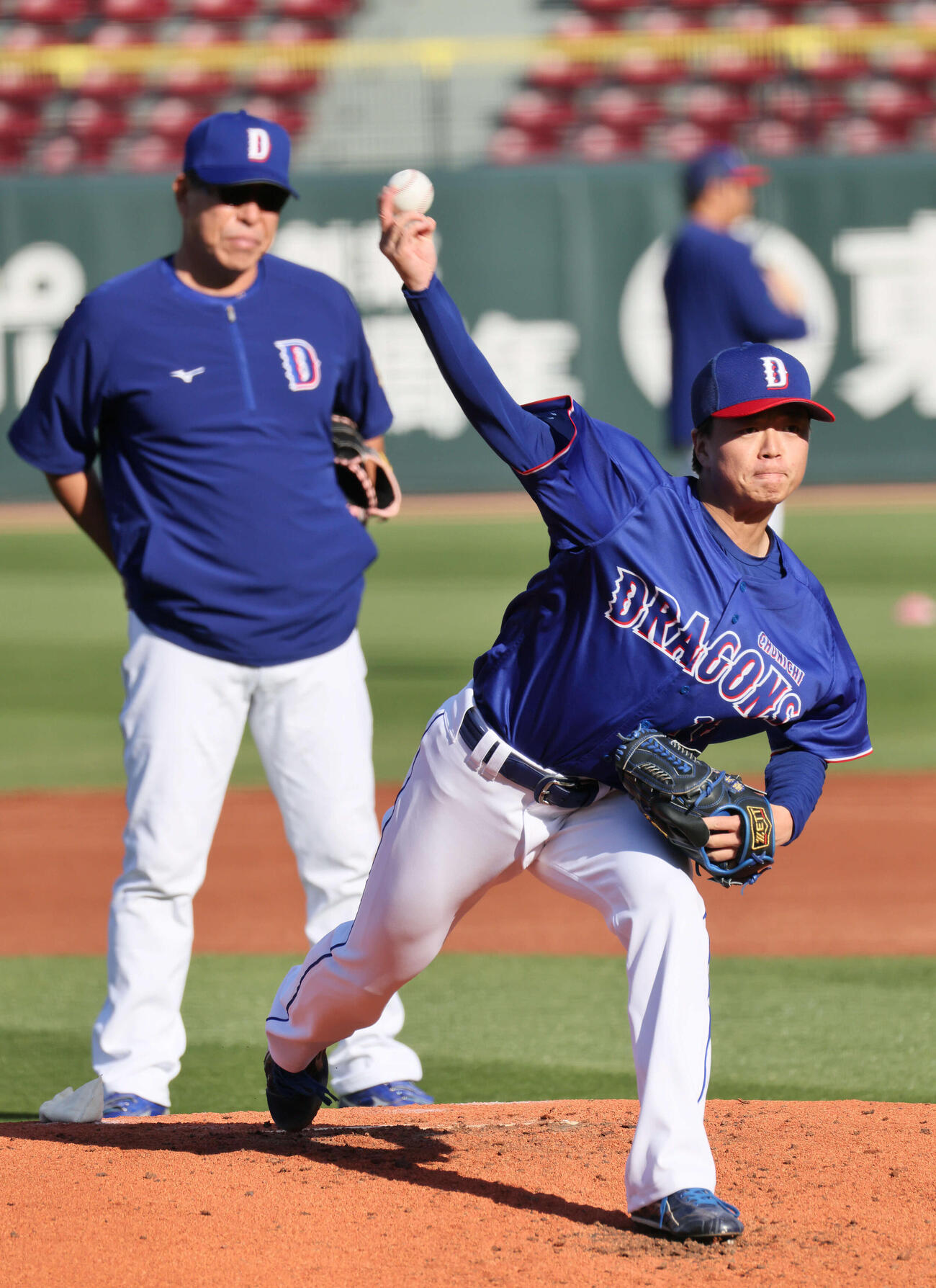 マウンドで投球練習をする中日桜井。左は井上監督（撮影・加藤孝規）