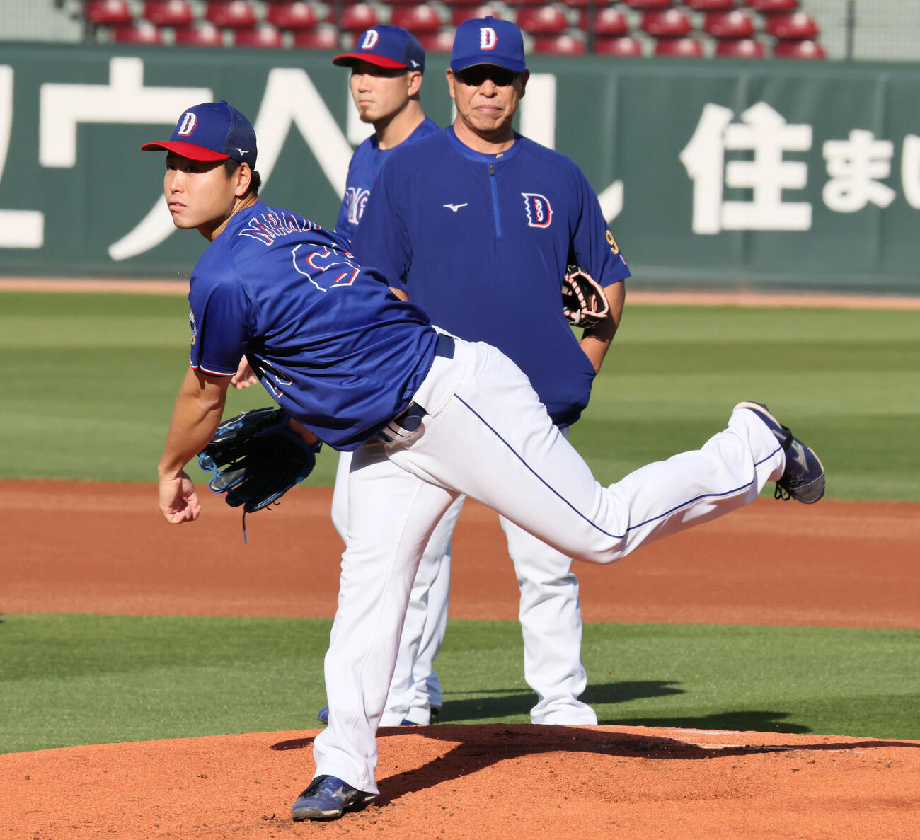 マウンドで投げる中日牧野。後ろは井上監督（撮影・加藤孝規）