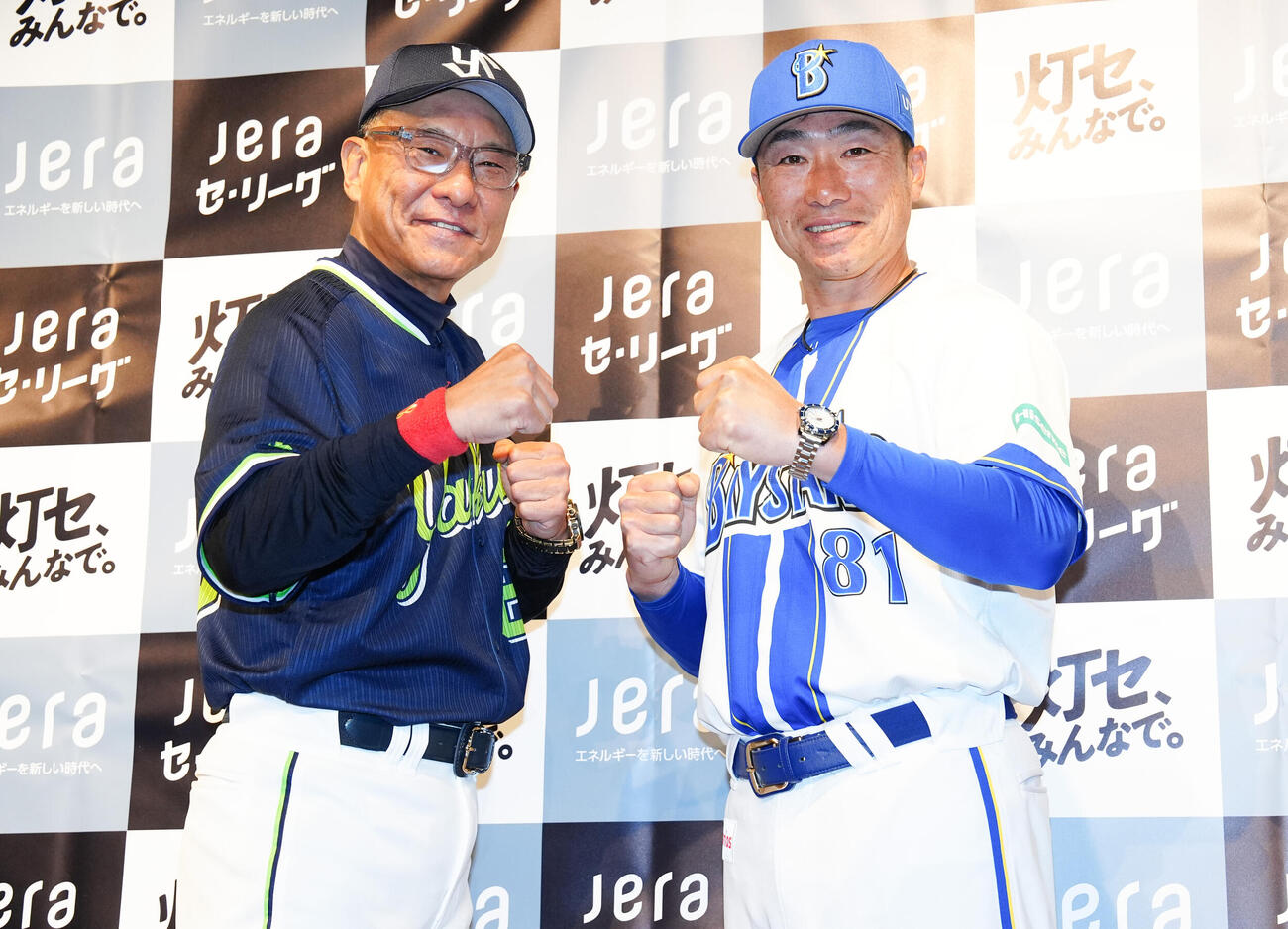 前日会見でポーズをとるヤクルト池山監督（左）とDeNA相川監督（撮影・鈴木みどり）