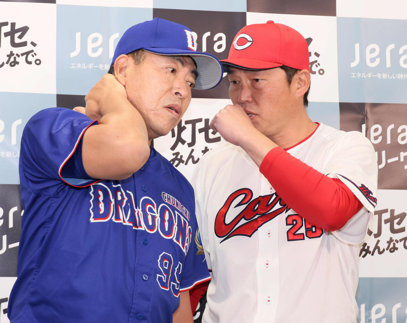 開幕前日会見で、内緒話をする中日井上監督（左）と広島新井監督（撮影・加藤孝規）