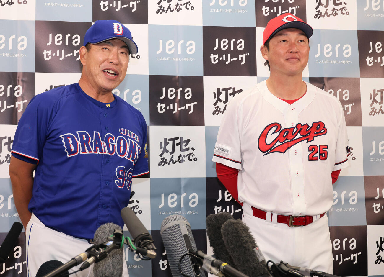 開幕前日共同記者会見で、中日井上監督（左）は広島新井監督を笑わそうとする（撮影・加藤孝規）