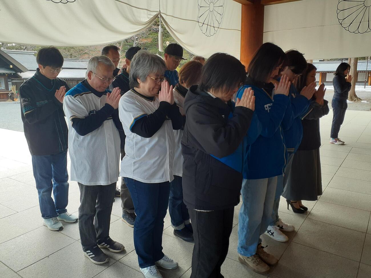 北海道神宮で必勝祈願を行った有志団体「日本ハムファイターズ応援作戦会議」のメンバー