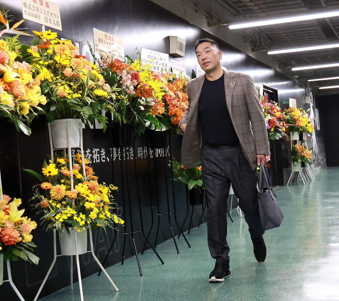 阿部監督は長嶋氏の形見のジャケット、ブローチなどを身に付けて東京ドーム入りした（読売巨人軍提供）
