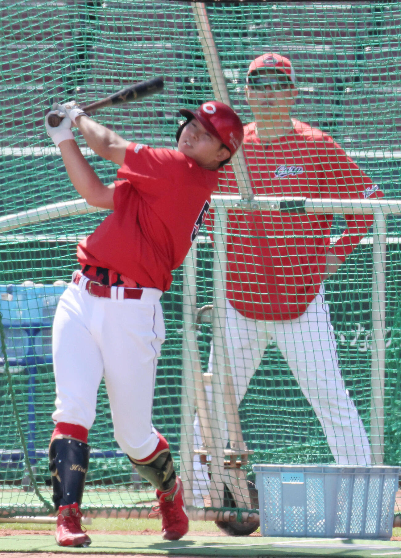 打撃練習をする広島平川。後ろは新井貴浩監督（26年3月26日撮影）