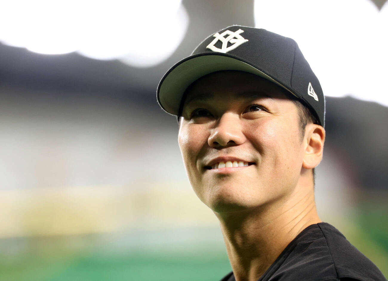 巨人対阪神　試合前練習中、笑顔を見せる巨人坂本勇（撮影・浅見桂子）