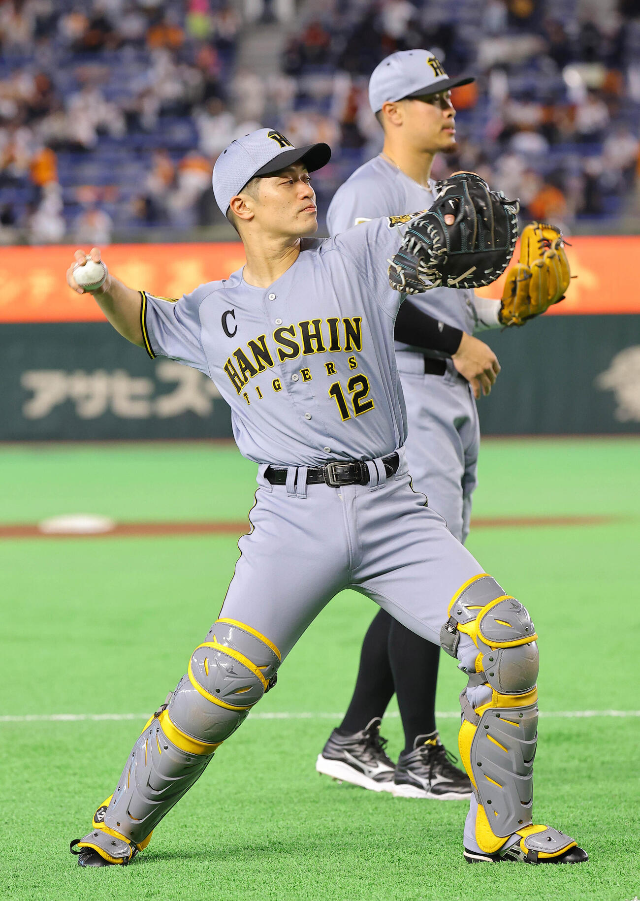 巨人対阪神　キャッチボールをする坂本（左）と佐藤（撮影・上田博志）