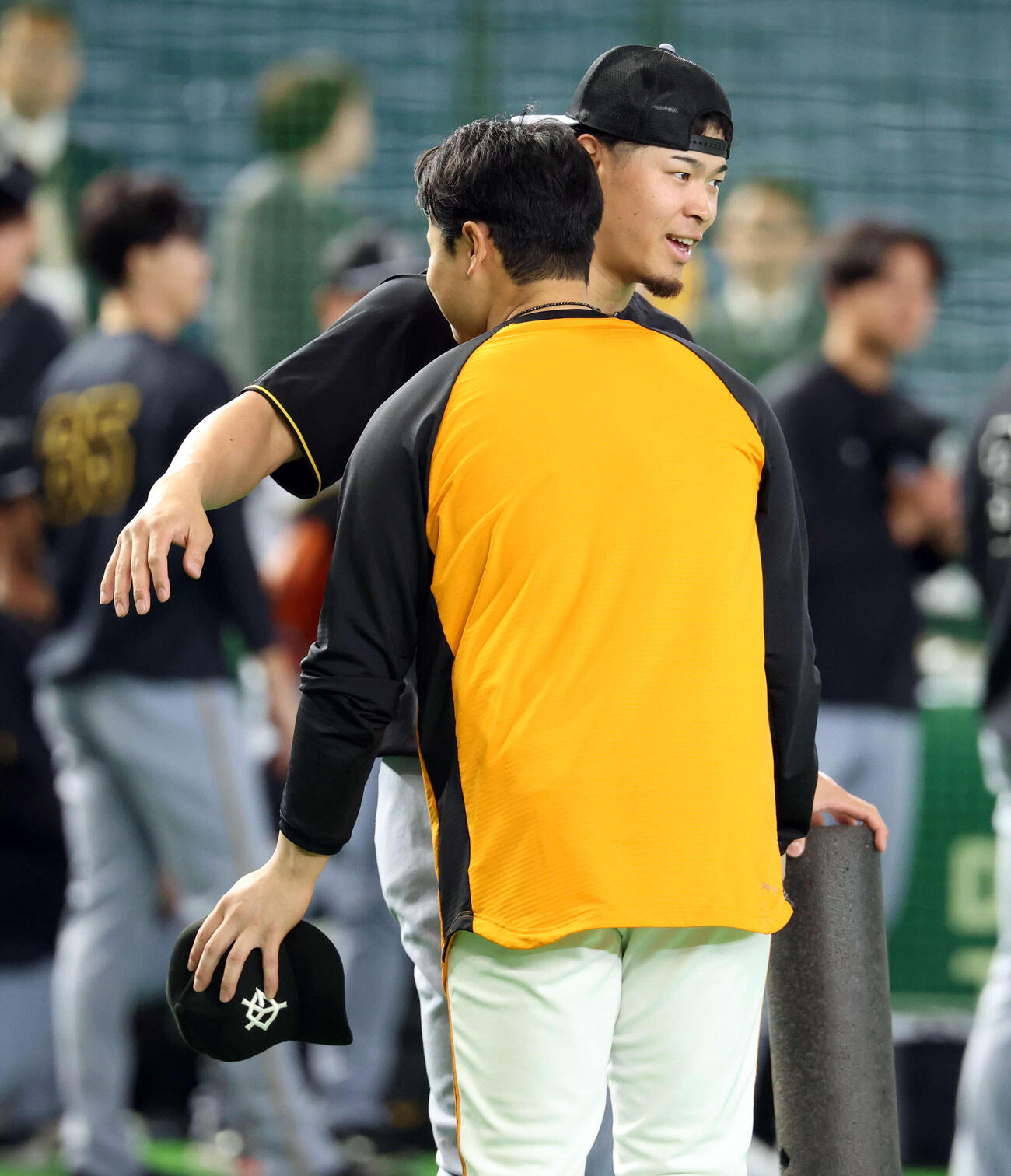 巨人対阪神　試合前、抱擁であいさつする阪神佐藤（奥）と巨人中山（撮影・浅見桂子）