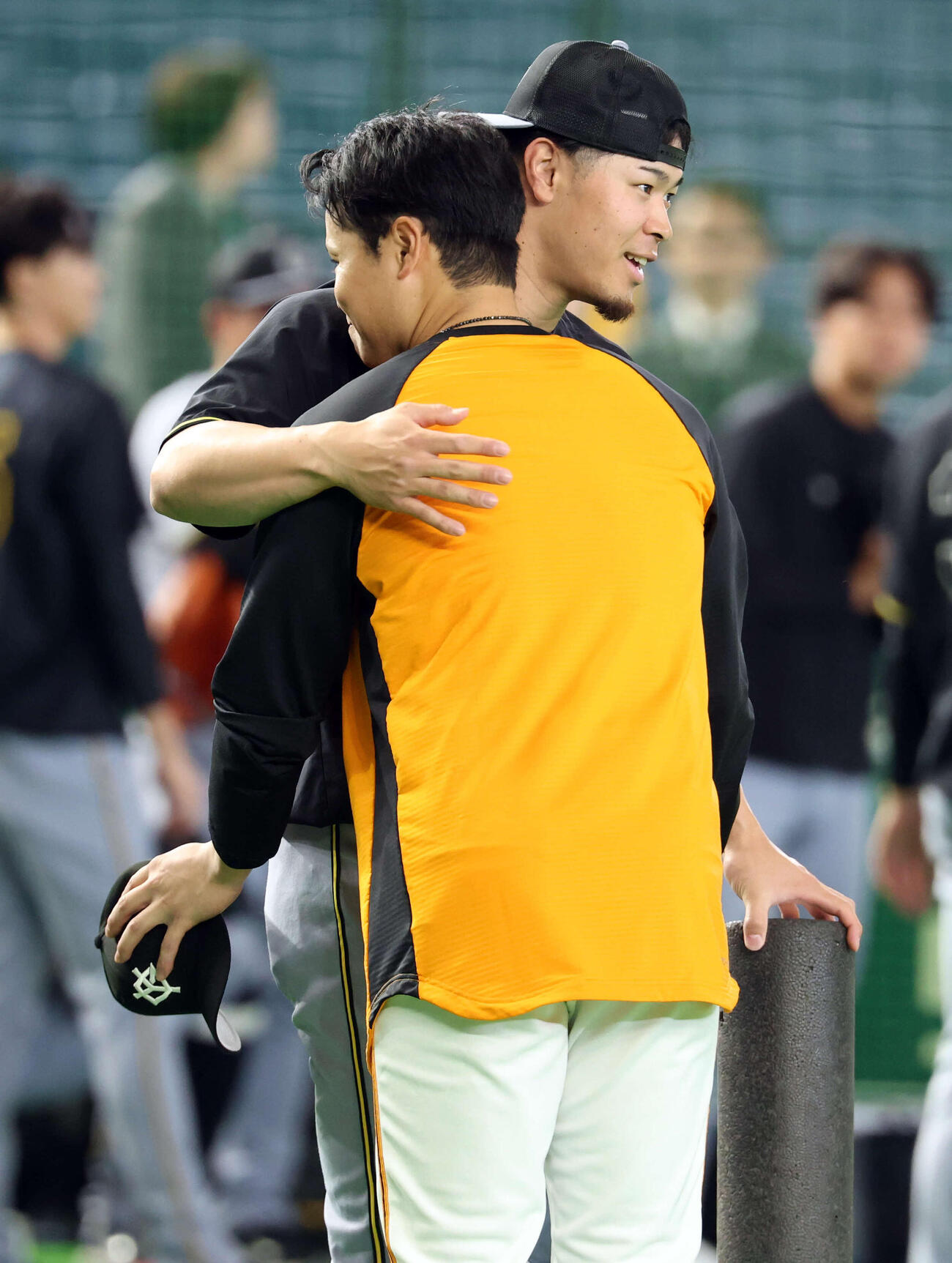 巨人対阪神　試合前、抱擁であいさつする阪神佐藤（奥）と巨人中山（撮影・浅見桂子）