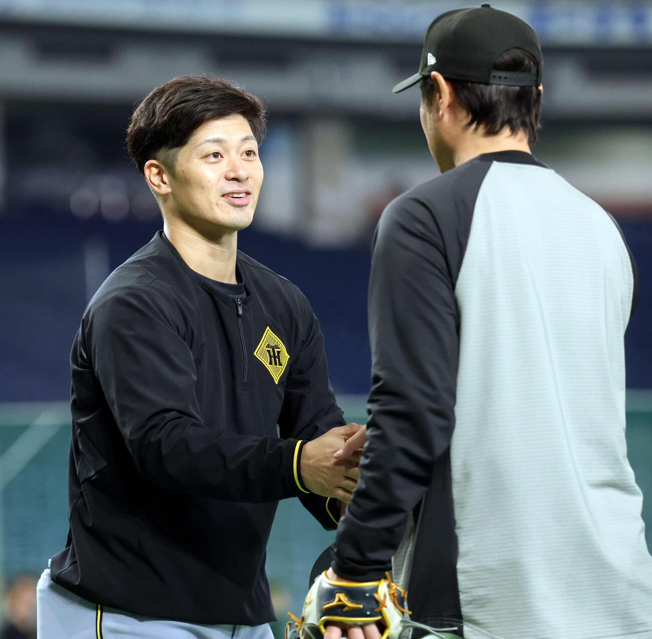 巨人対阪神　試合前、巨人亀井コーチ（右）にあいさつする阪神坂本（撮影・浅見桂子）