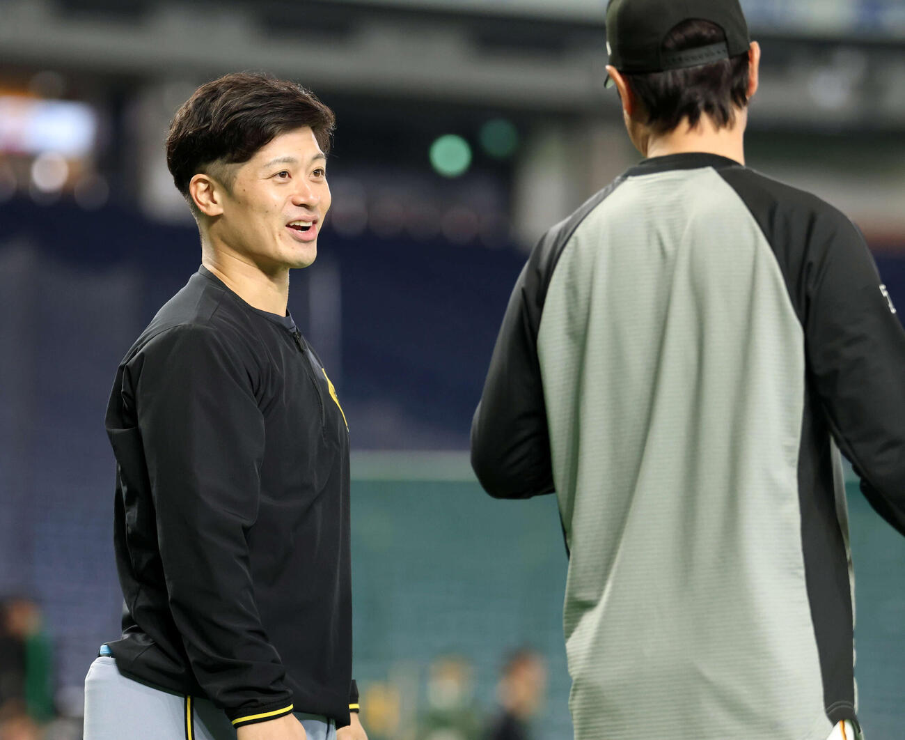 巨人対阪神　試合前、巨人亀井コーチ（右）にあいさつする阪神坂本（撮影・浅見桂子）