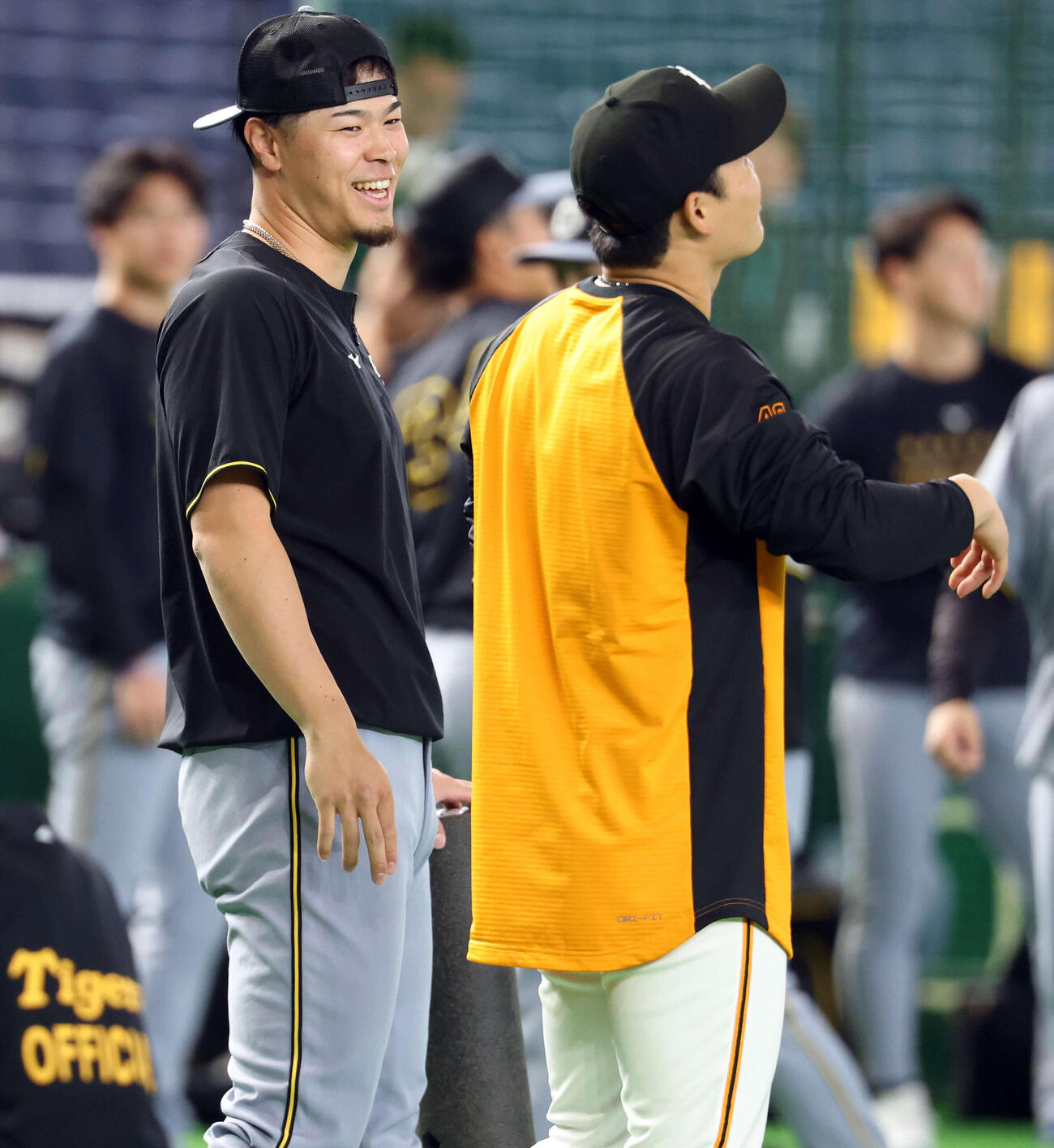 巨人対阪神　試合前、談笑する阪神佐藤（奥）と巨人中山（撮影・浅見桂子）