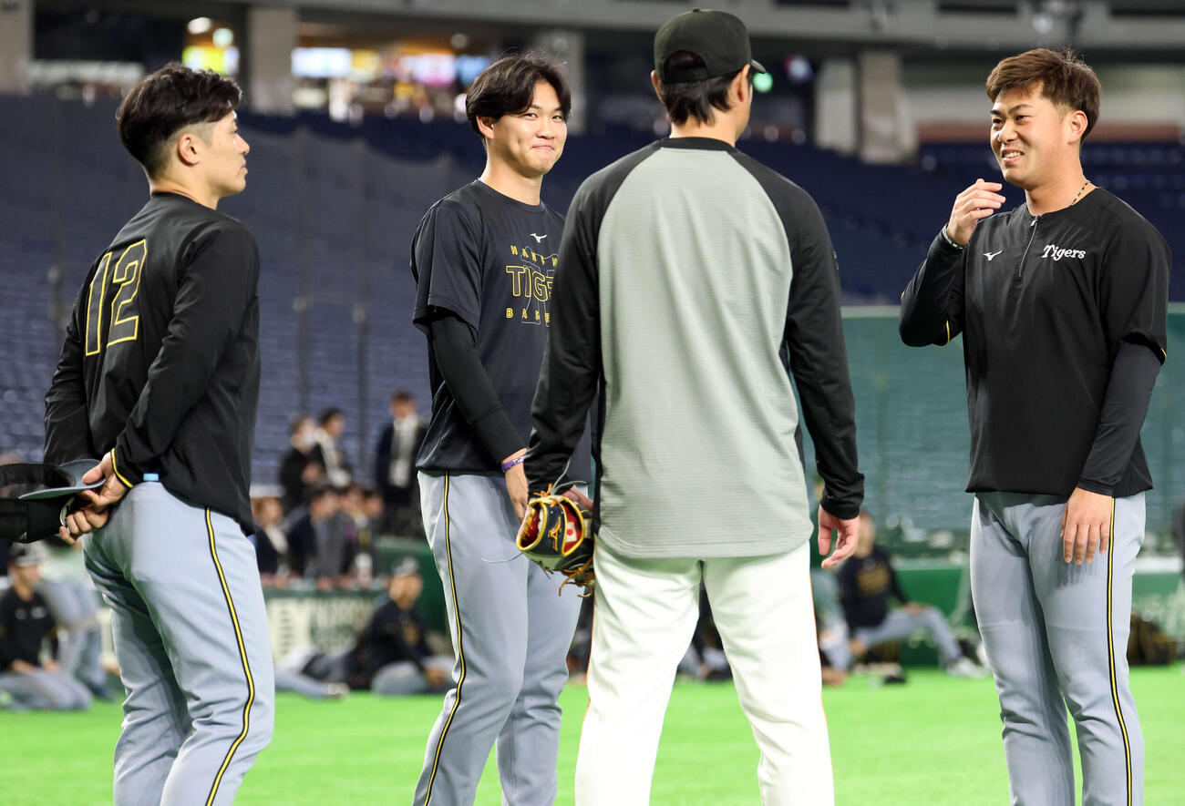 巨人対阪神　試合前、巨人亀井コーチ（手前）にあいさつする、左から阪神坂本、及川、桐敷（撮影・浅見桂子）