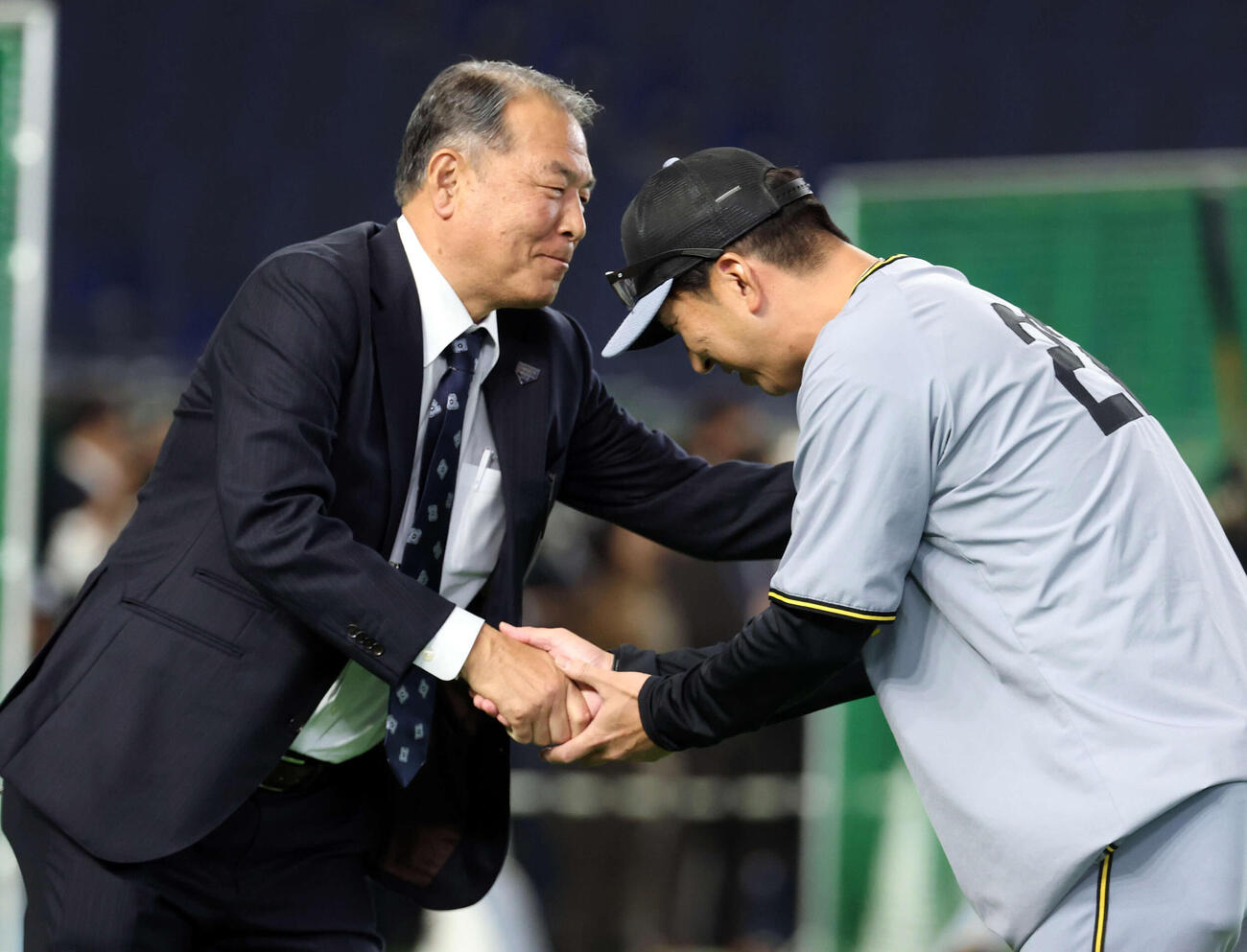巨人対阪神　試合前、村田真一氏（左）とあいさつする阪神藤川監督（撮影・浅見桂子）