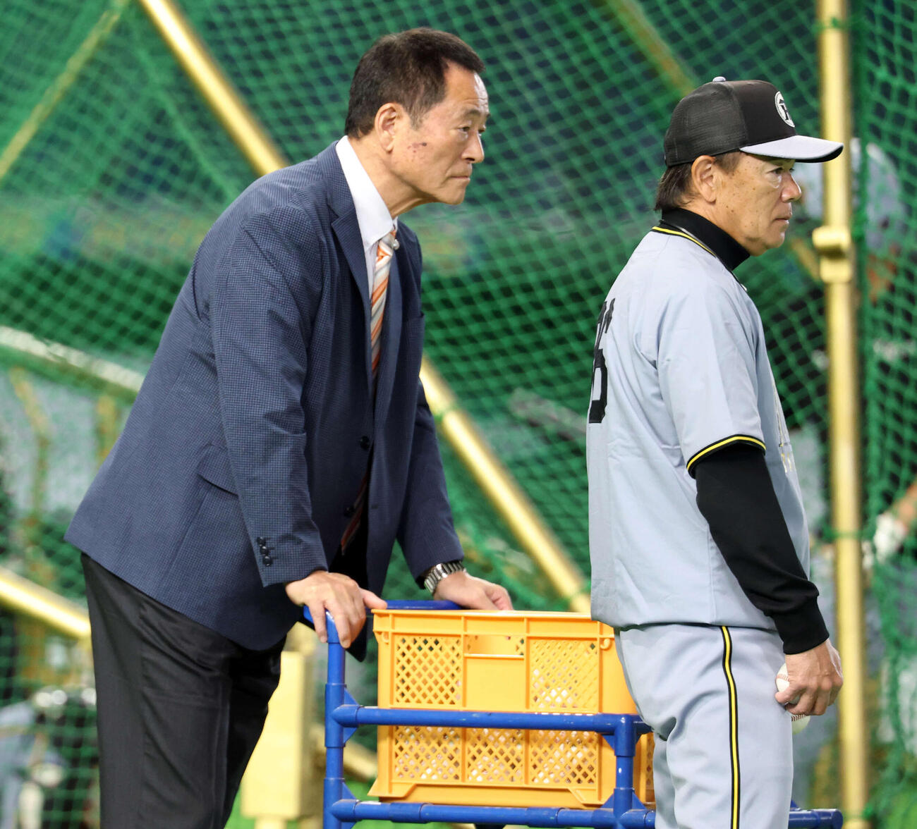 巨人対阪神　試合前、阪神和田コーチ（右）と練習を見つめる中畑清氏（撮影・浅見桂子）