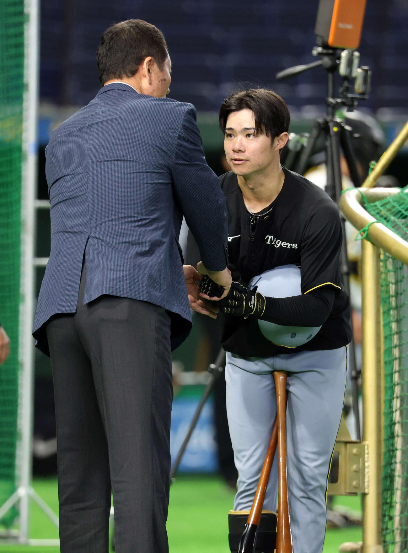 巨人対阪神　試合前、中畑清氏（手前）にあいさつする阪神中野（撮影・浅見桂子）