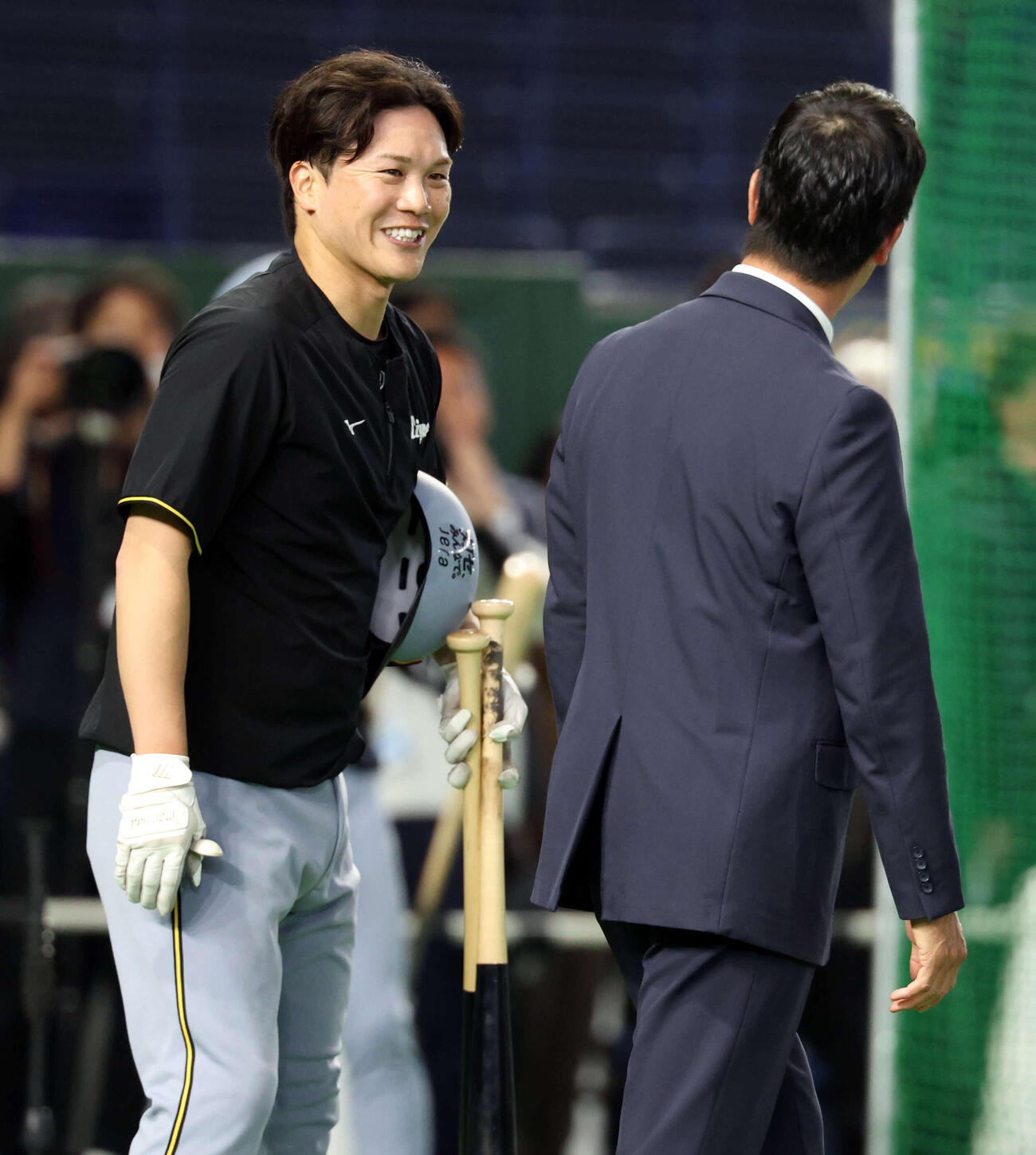 巨人対阪神　試合前、八木裕氏（手前）にあいさつする阪神伏見（撮影・浅見桂子）