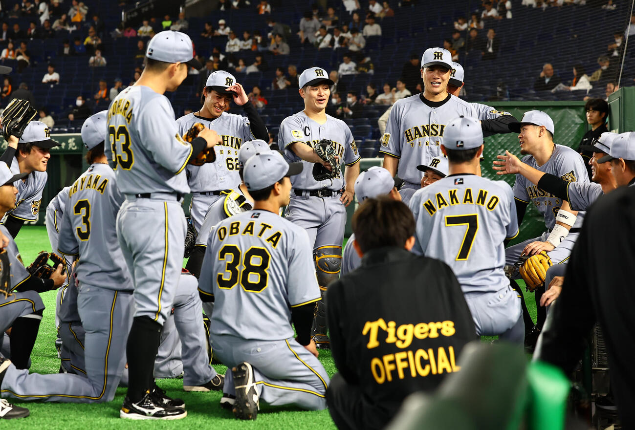 巨人対阪神　キャプテンの坂本（中央）は開幕戦の声出しに指名される（撮影・上田博志）