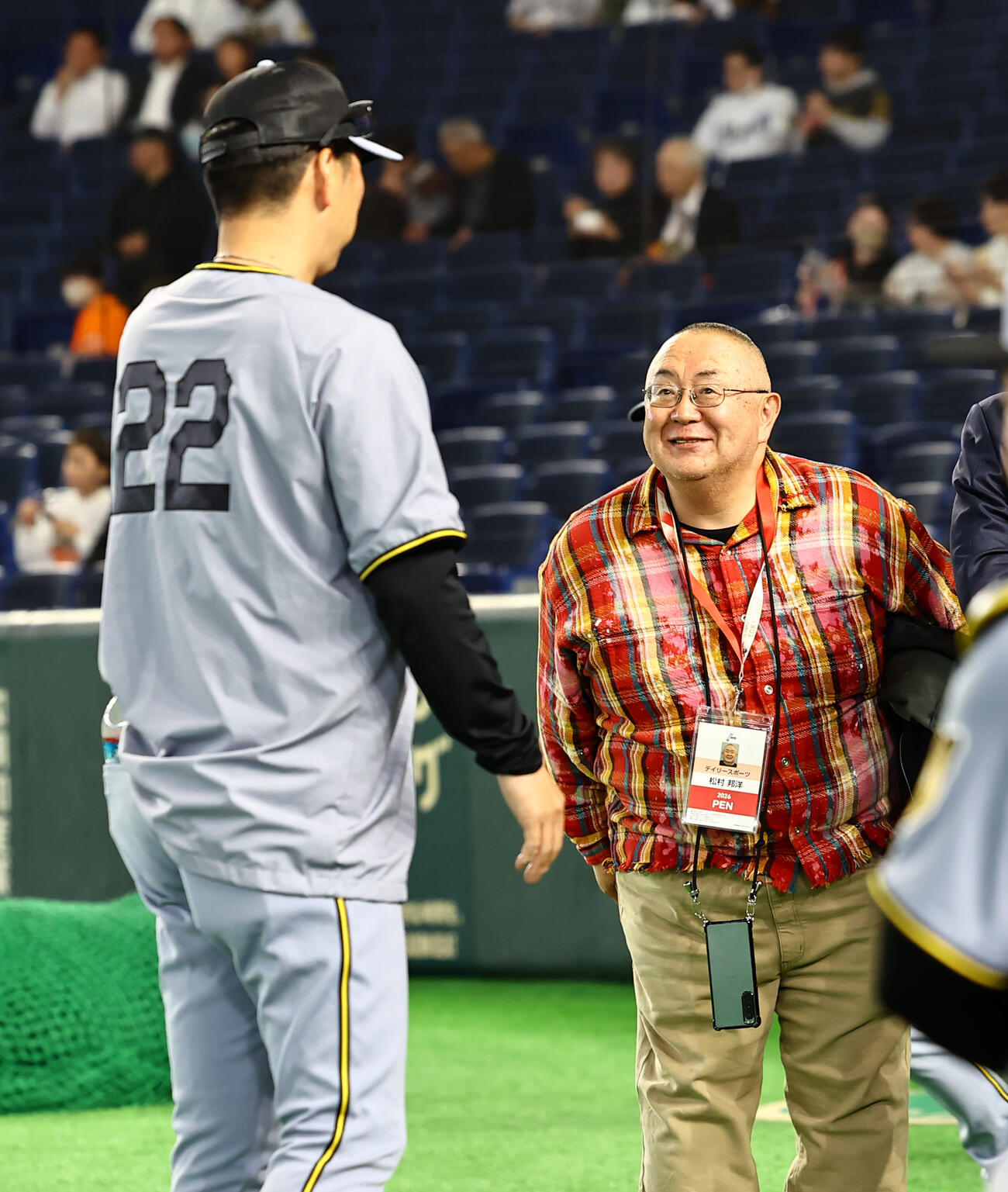 藤川監督（左）にあいさつをする松村（撮影・上田博志）