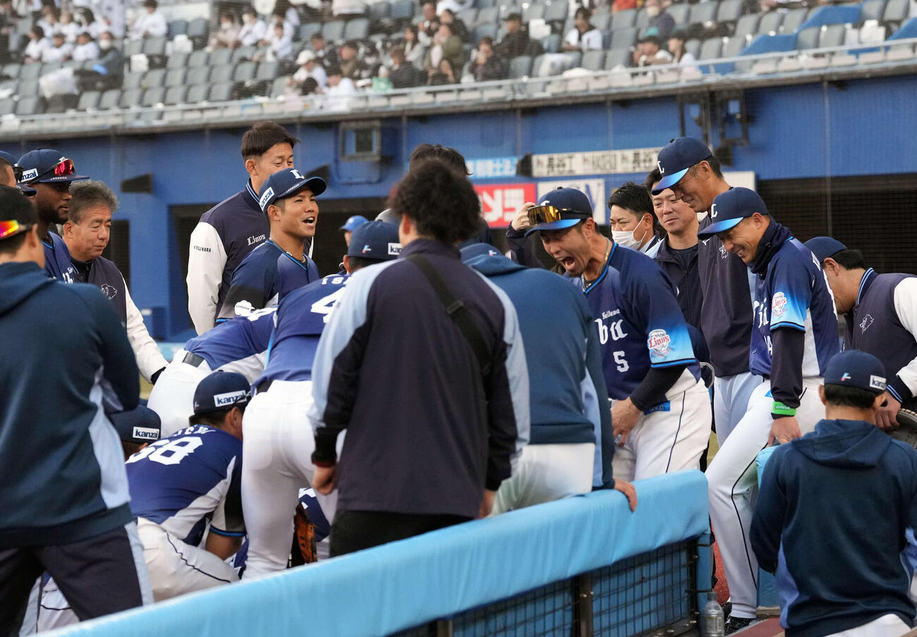 ロッテ対西武　試合前に円陣を組む西武の選手たち（撮影・小島史椰）