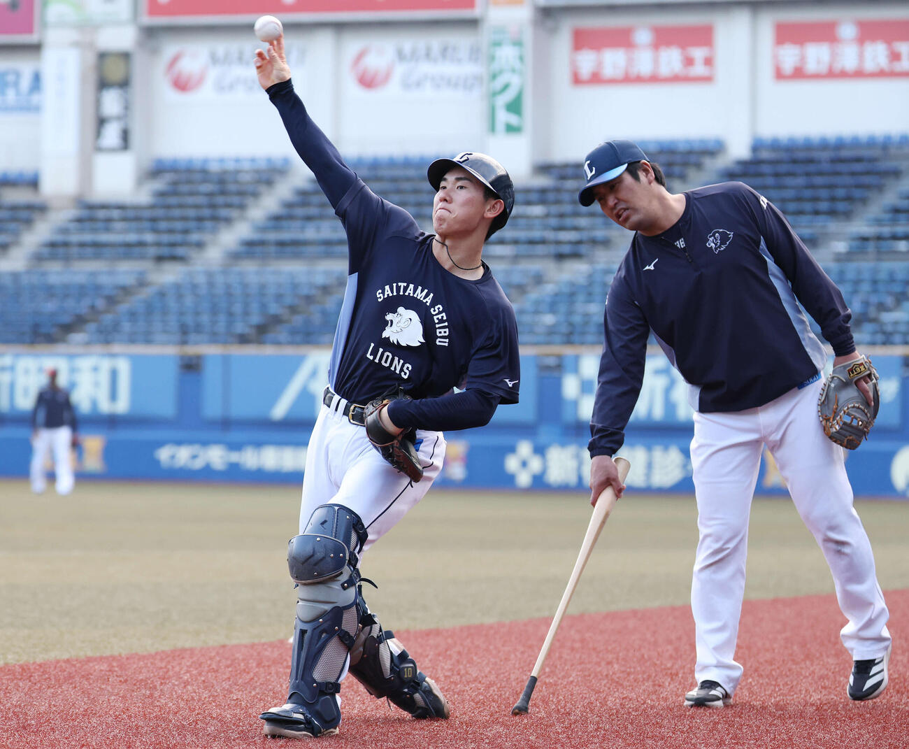 ロッテ対西武　試合前練習を行う西武小島（撮影・宮地輝）