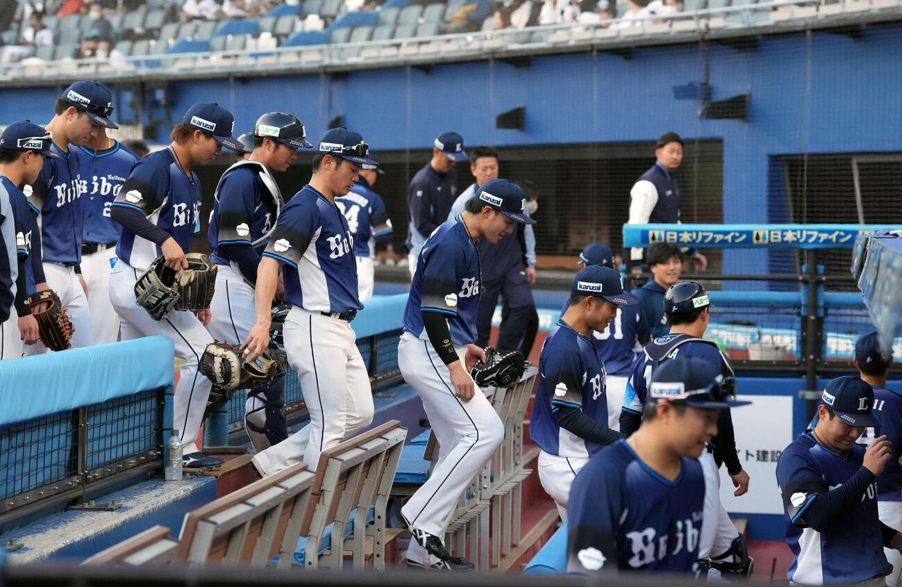 試合前に円陣を組みスタンドを後にする西武の選手たち（撮影・小島史椰）