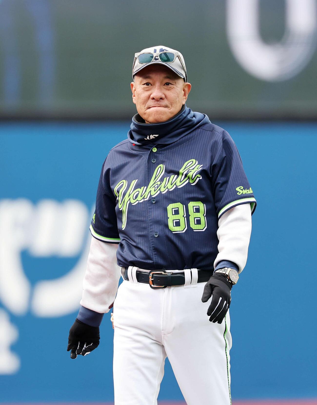 DeNA対ヤクルト　練習を見つめるヤクルト池山監督（撮影・鈴木正人）　