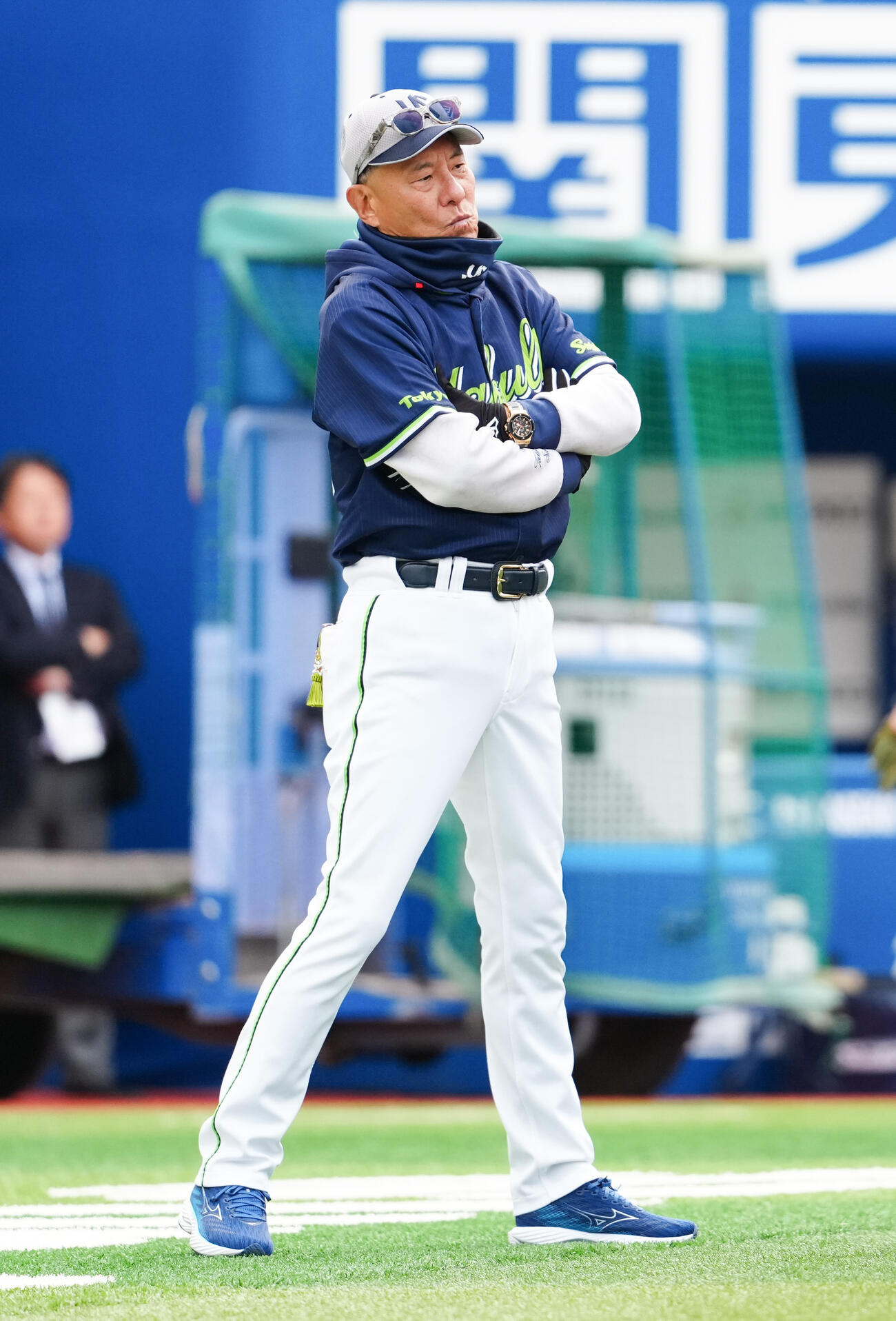 DeNA対ヤクルト　試合前練習を見守るヤクルト池山監督（撮影・鈴木みどり）