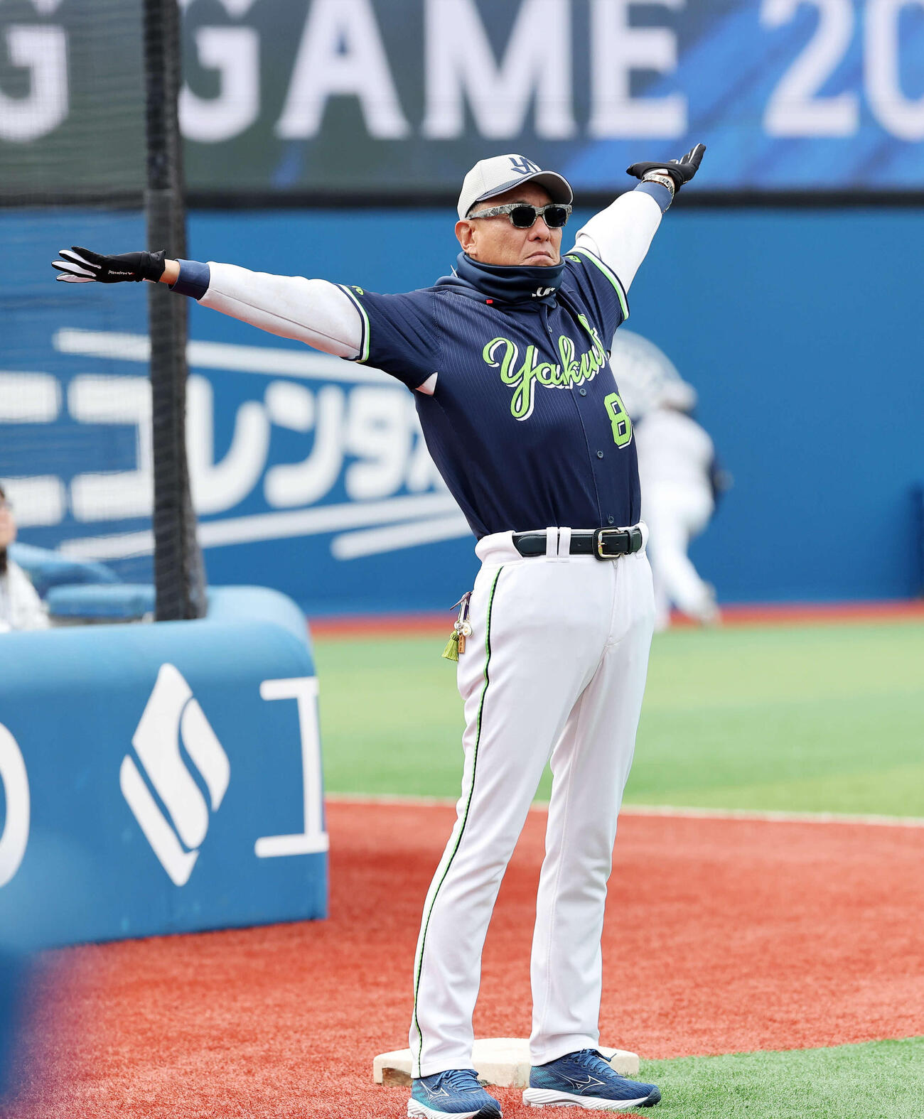 DeNA対ヤクルト　ストレッチするヤクルト池山監督（撮影・鈴木正人）　