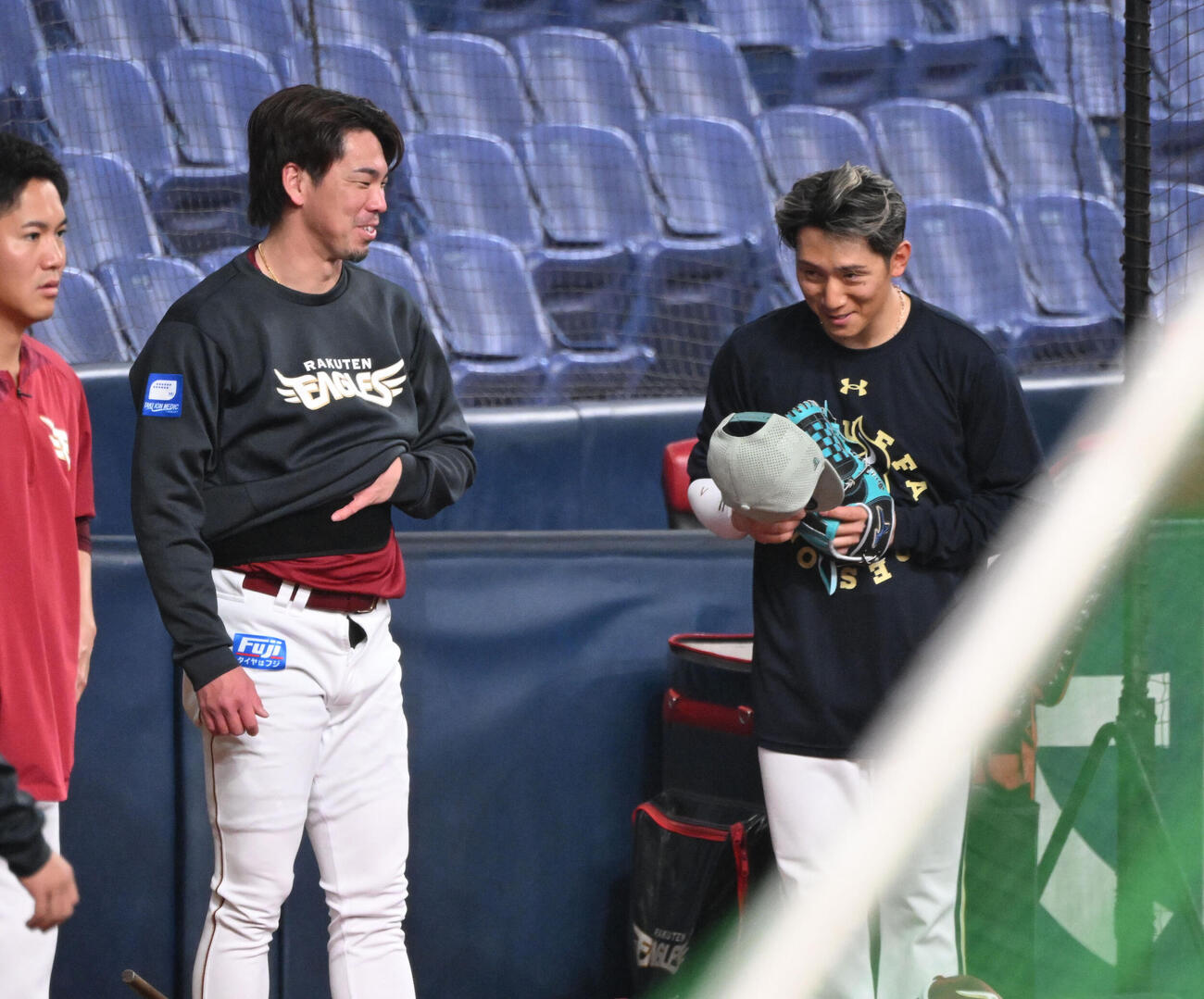 楽天前田（左）にあいさつするオリックス西川（撮影・和賀正仁）