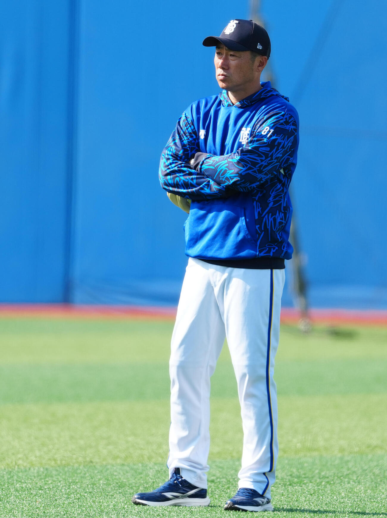 DeNA対ヤクルト　試合前練習を見守るDeNA相川監督（撮影・鈴木みどり）