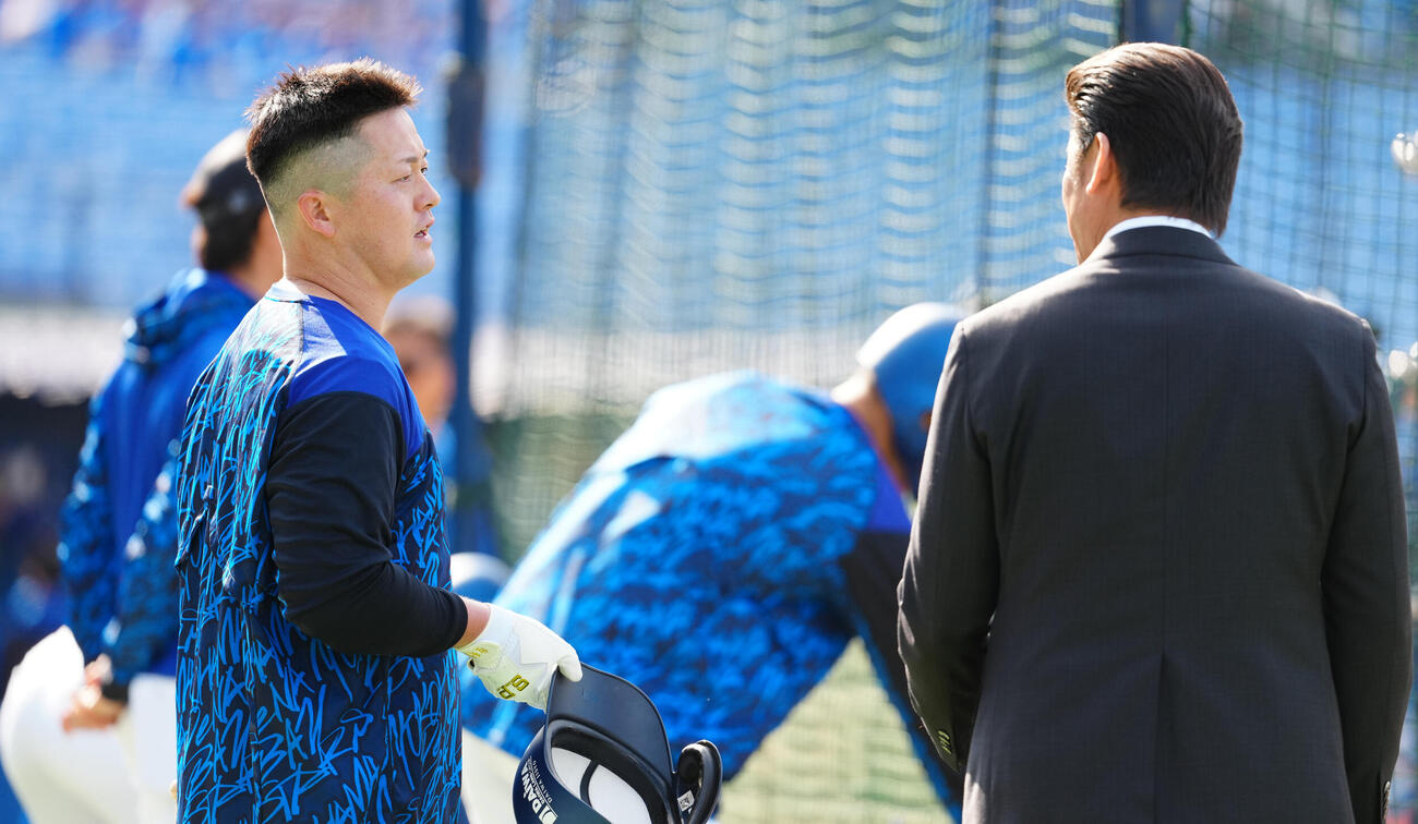 DeNA対ヤクルト　試合前練習で三浦氏（右）と話すDeNA牧（撮影・鈴木みどり）