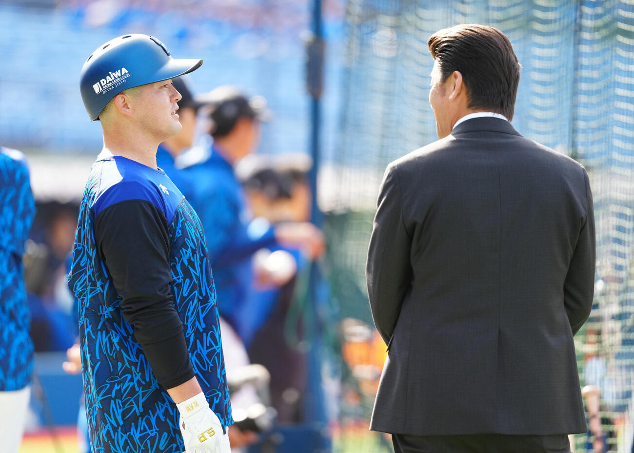 DeNA対ヤクルト　試合前練習で三浦氏（右）と話すDeNA牧（撮影・鈴木みどり）