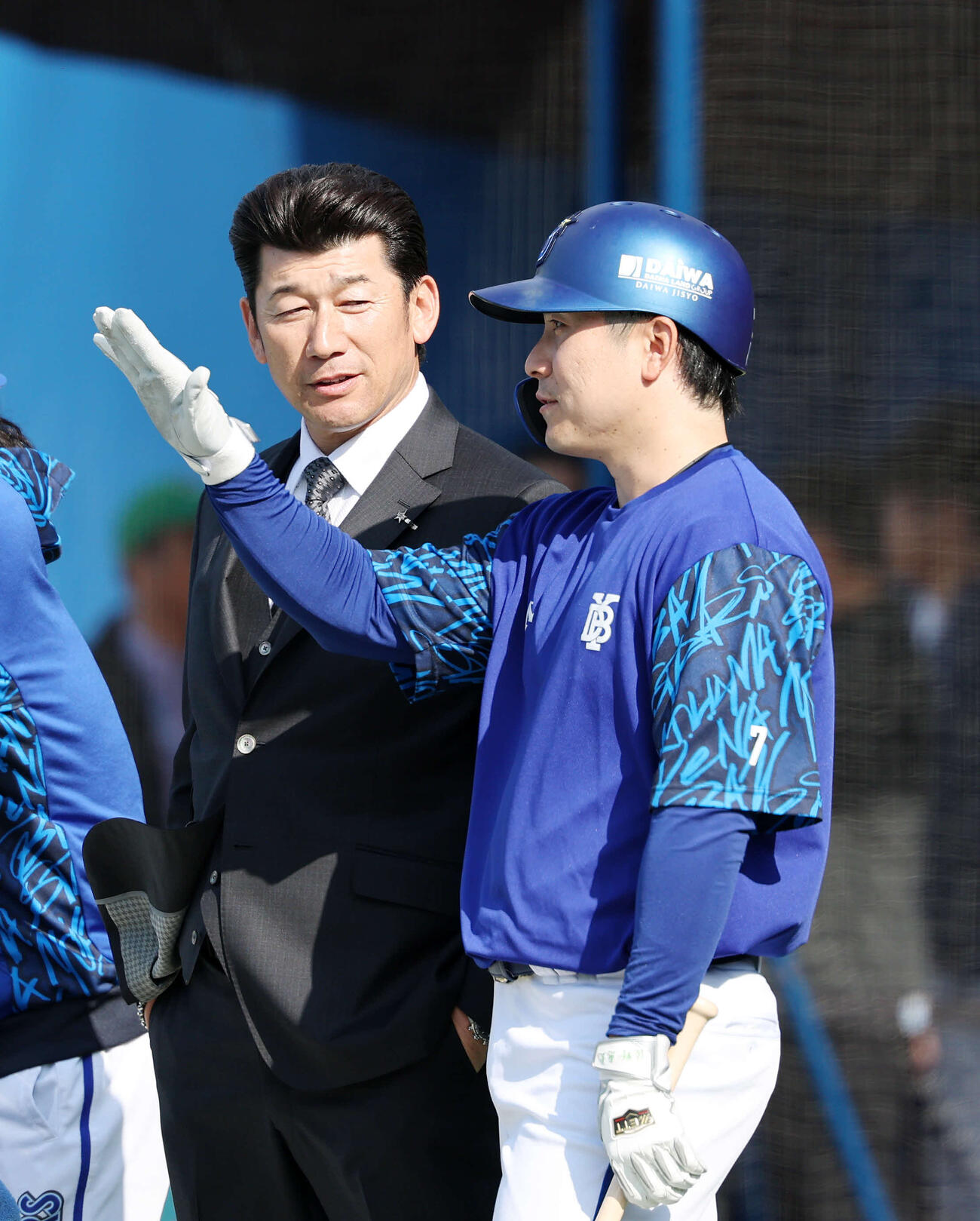 DeNA対ヤクルト　練習中、会話するDeNA三浦スペシャルアドバイザー（左）と佐野（撮影・鈴木正人）　