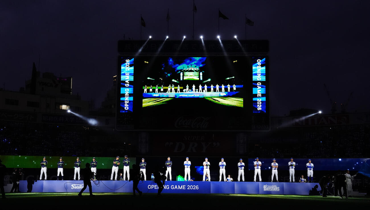 DeNA対ヤクルト　試合前セレモニーで整列する両チーム（撮影・鈴木みどり）