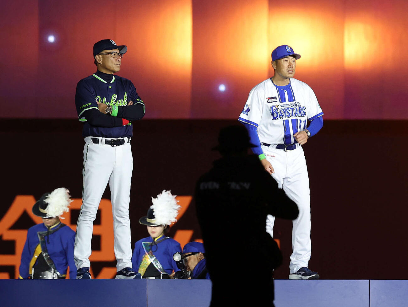 DeNA対ヤクルト　オープニングセレモニーに臨むヤクルト池山監督（左）とDeNA相川監督（撮影・鈴木正人）　
