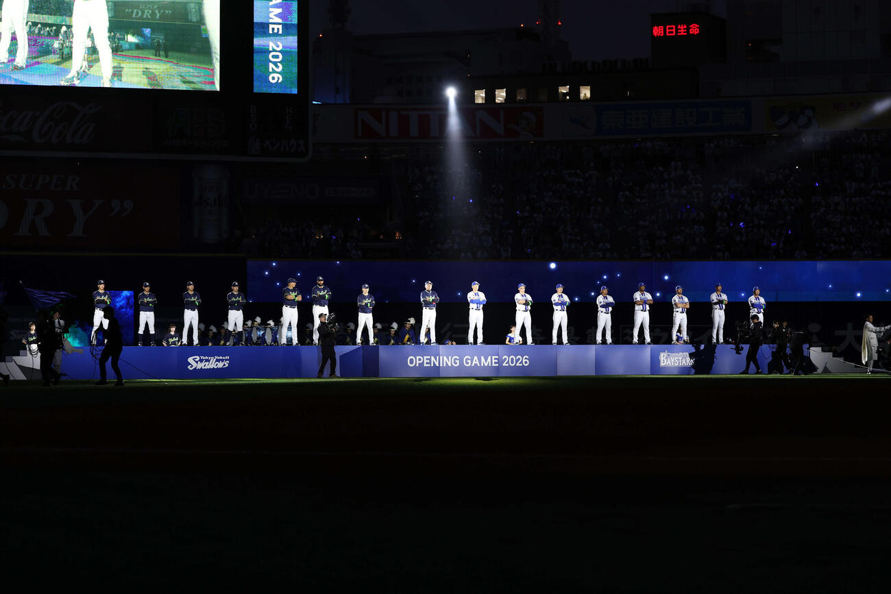 DeNA対ヤクルト　オープニングセレモニーに臨むヤクルトとDeNAの選手たち（撮影・鈴木正人）　