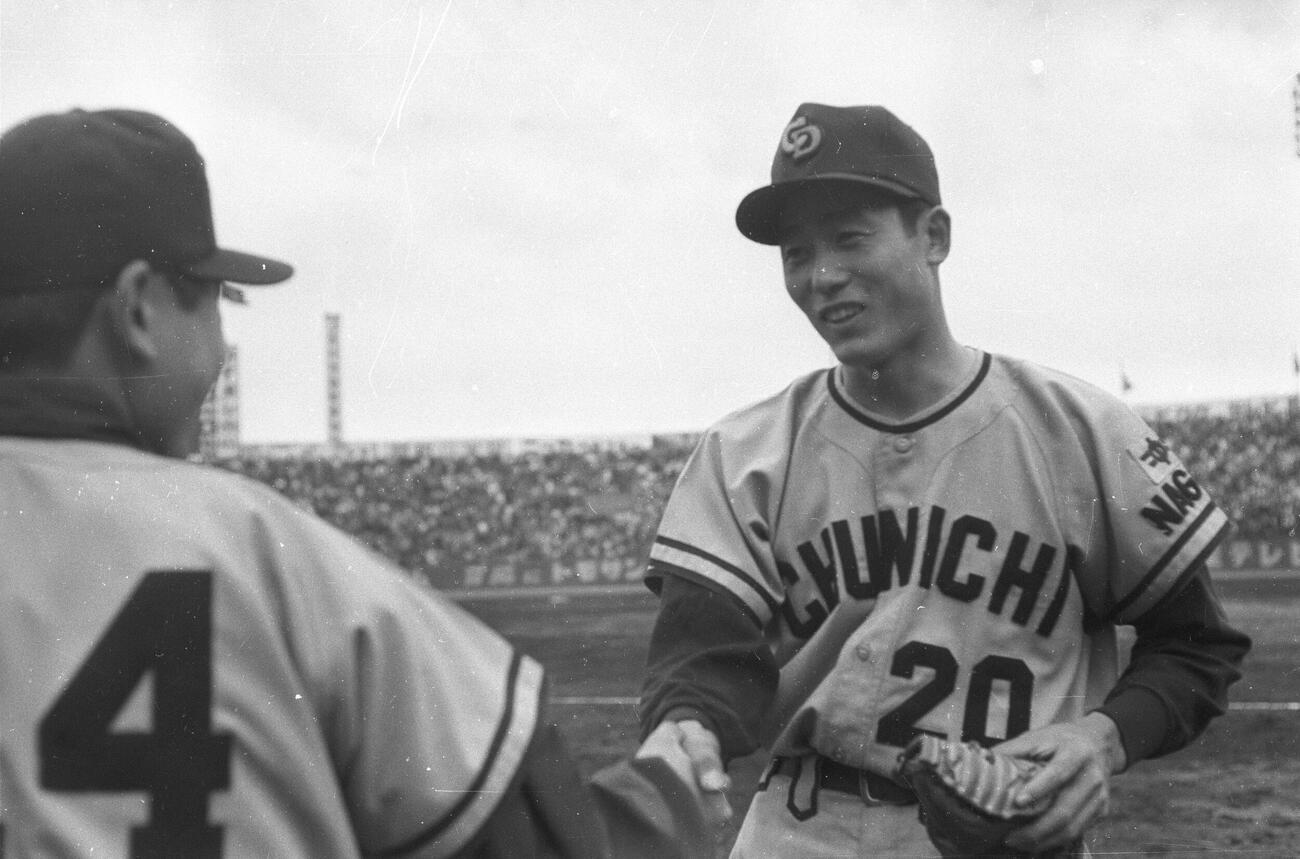 61年4月9日、初先発を完投勝利で飾りナインに祝福される権藤博