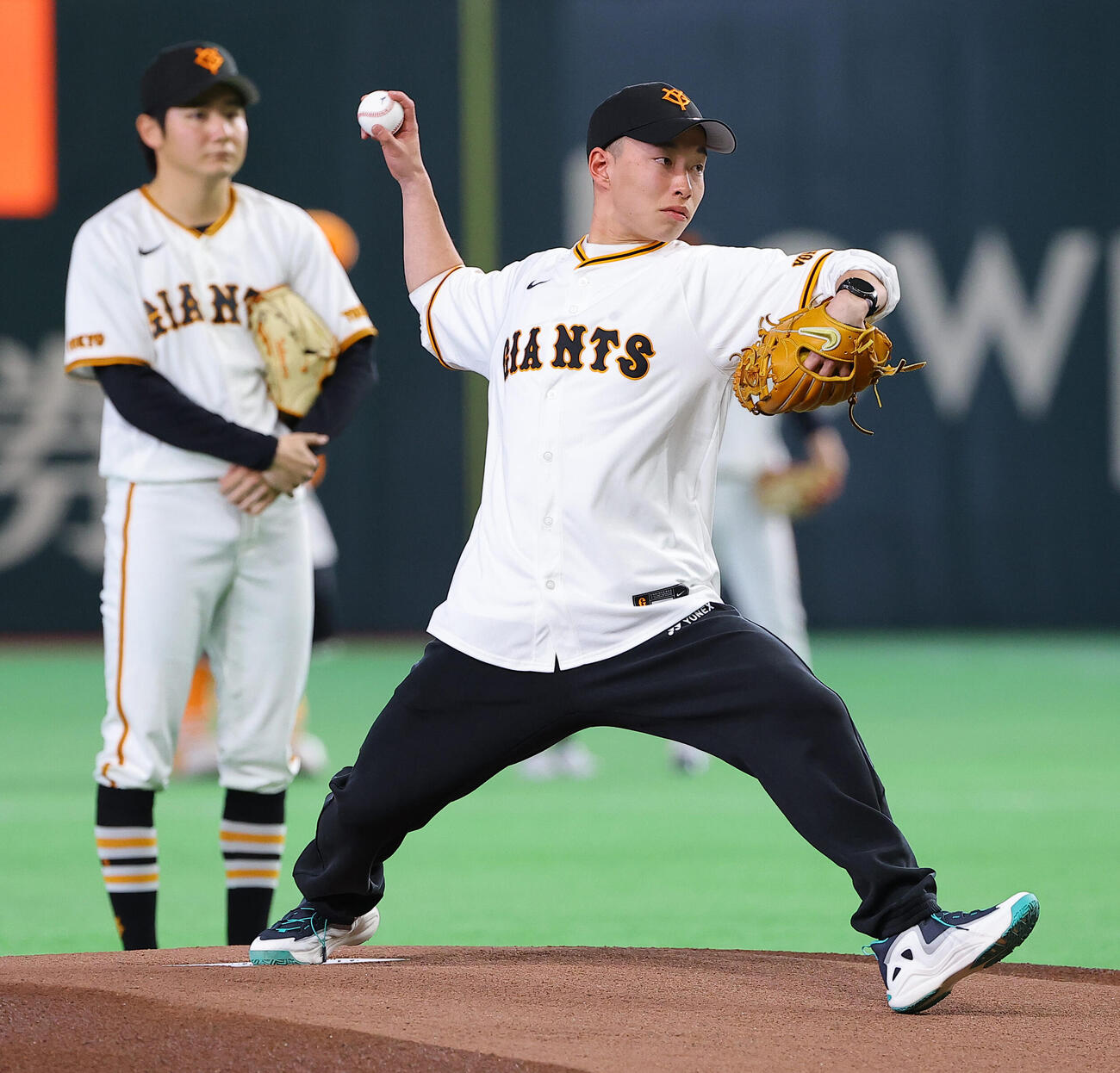 巨人対阪神　セレモニアルピッチを行うミラノ・コルティナ五輪　スノーボード金メダリスト・木村葵来（撮影・上田博志）