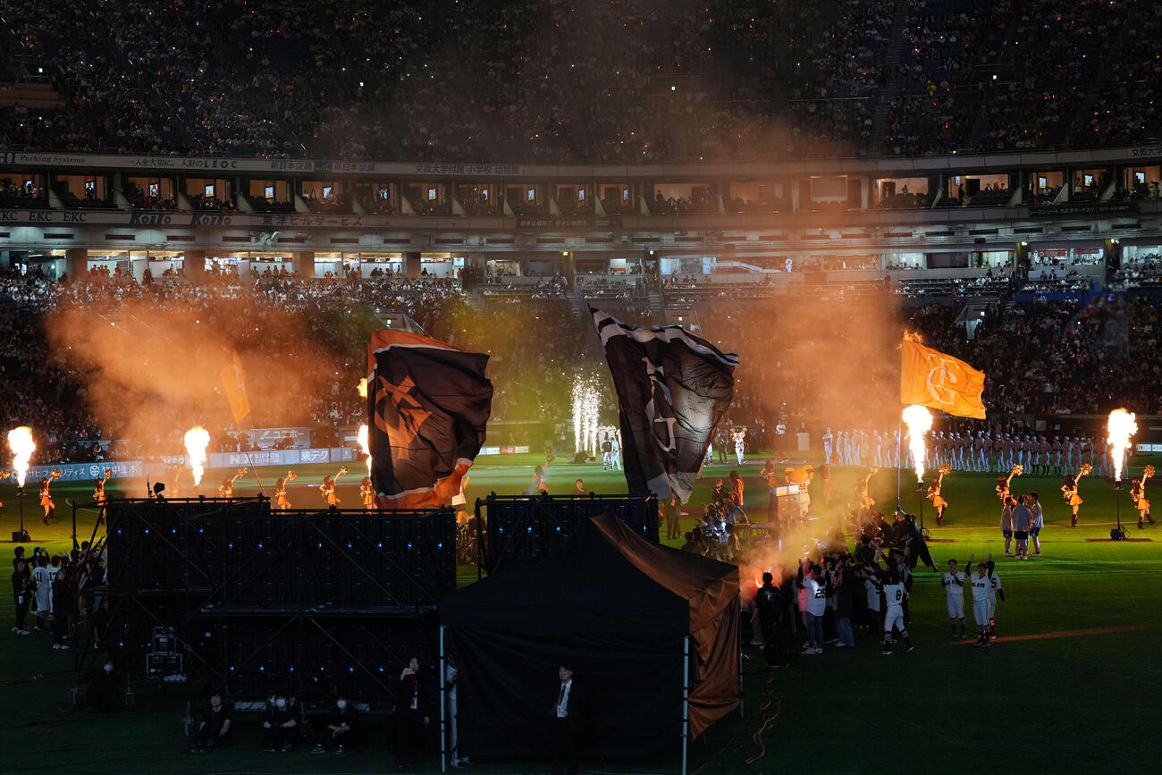 巨人対阪神　巨人の選手入場をする東京ドーム（撮影・増田悦実）