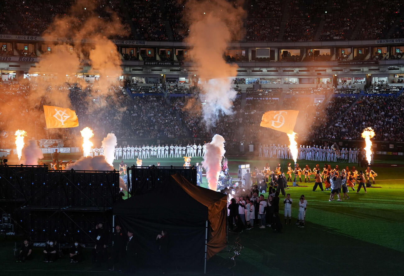 巨人対阪神　選手が出そろう両チーム（撮影・増田悦実）