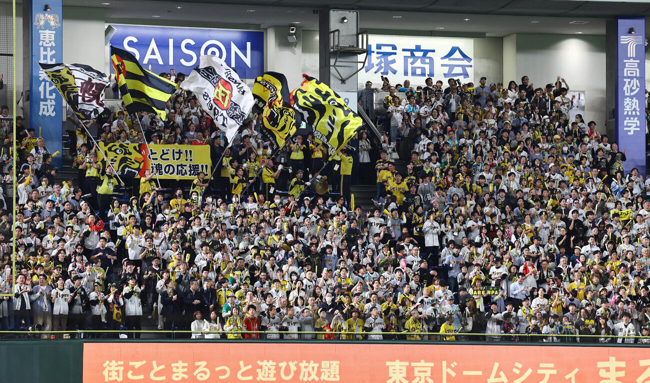 巨人対阪神　レフトスタンドで応援する阪神ファン（撮影・上田博志）