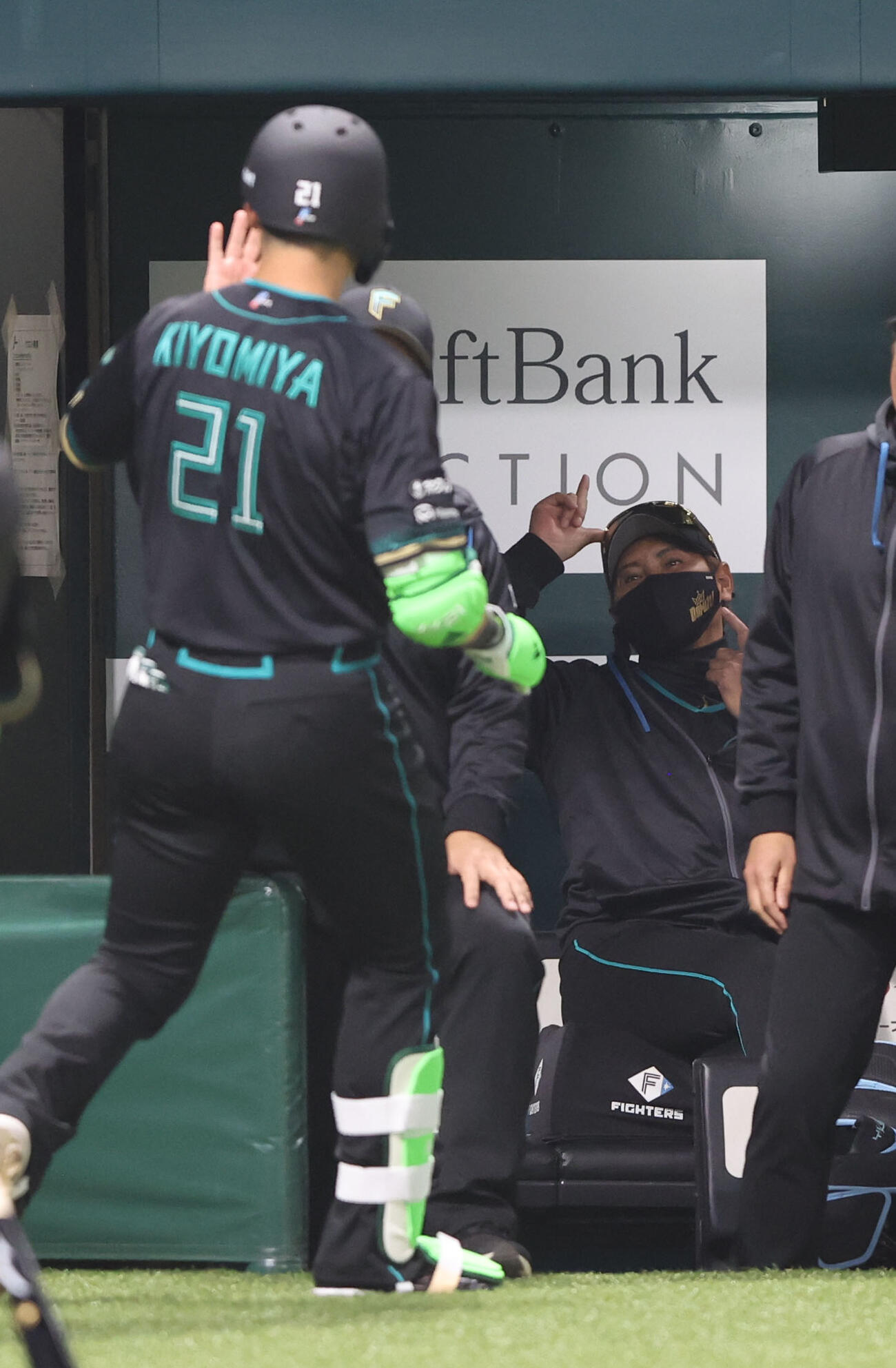 ソフトバンク対日本ハム　1回表日本ハム無死一塁、清宮幸は右越えに先制となる2点本塁打を放ちベンチの新庄監督に祝福される（撮影・梅根麻紀）