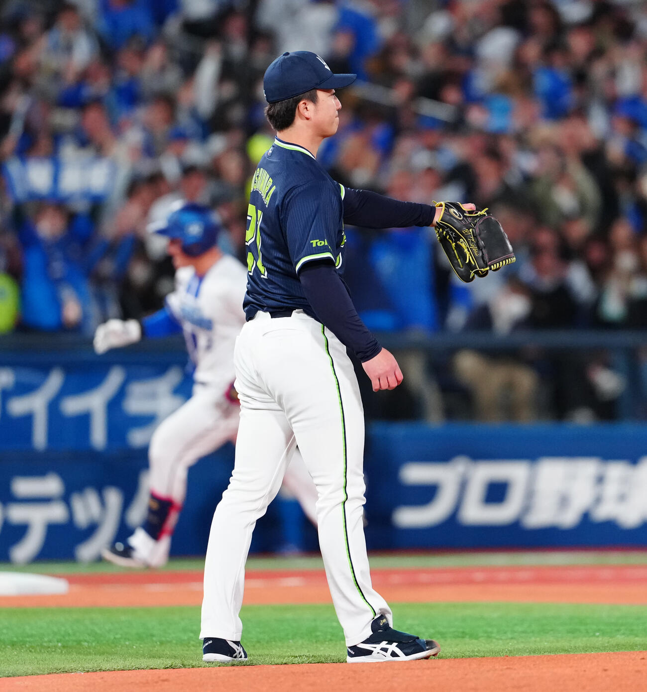 DeNA対ヤクルト　1回裏DeNA無死、牧に先頭打者本塁打を浴び、浮かない表情の吉村（撮影・鈴木みどり）
