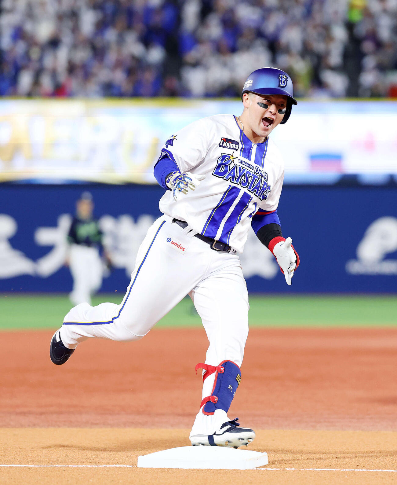 DeNA対ヤクルト　1回裏DeNA無死、牧秀悟はソロ本塁打を放ち雄たけびを上げる（撮影・鈴木正人）　