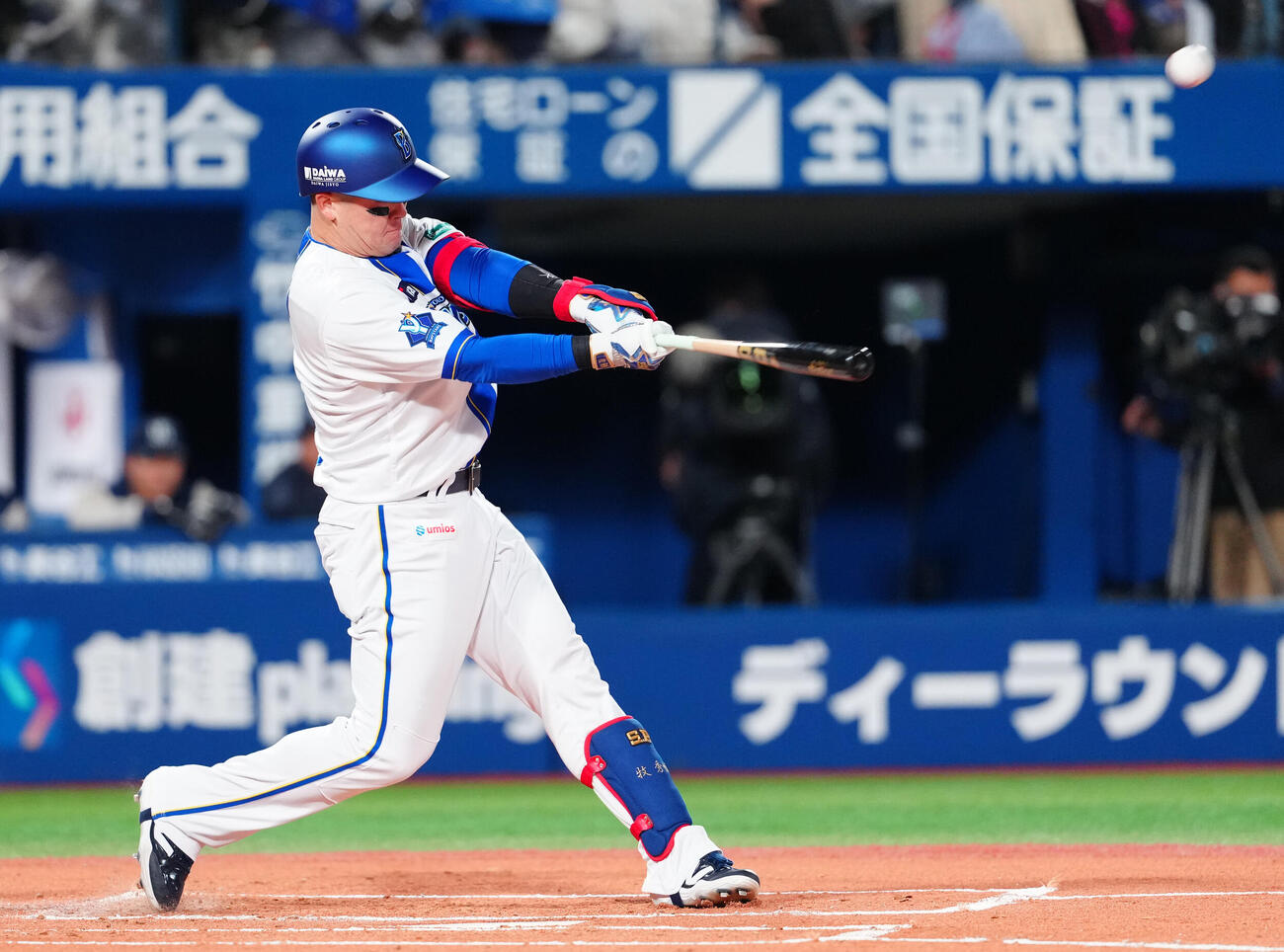 DeNA対ヤクルト　1回裏DeNA無死、先頭打者本塁打を放つ牧（撮影・鈴木みどり）
